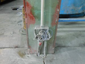 On constate souvent ce genre d’anomalies, un chariot élévateur en est le plus souvent la cause. En plus d’être une atteinte à la santé et sécurité, il y a risque potentiel de court-circuit.
